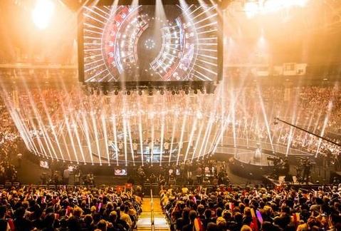 他们依靠坚 他们依靠坚